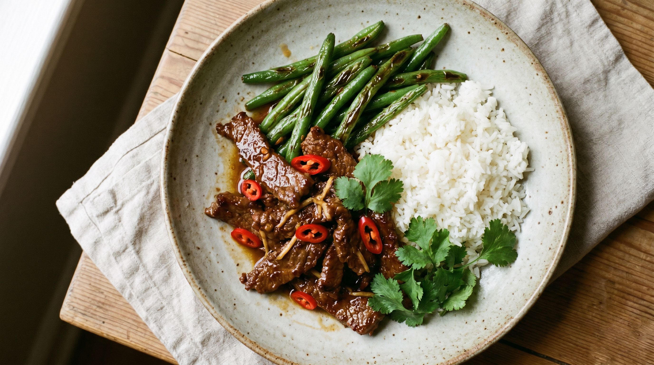 Krydret biffstrimler med ingefær-chili og grønne bønner