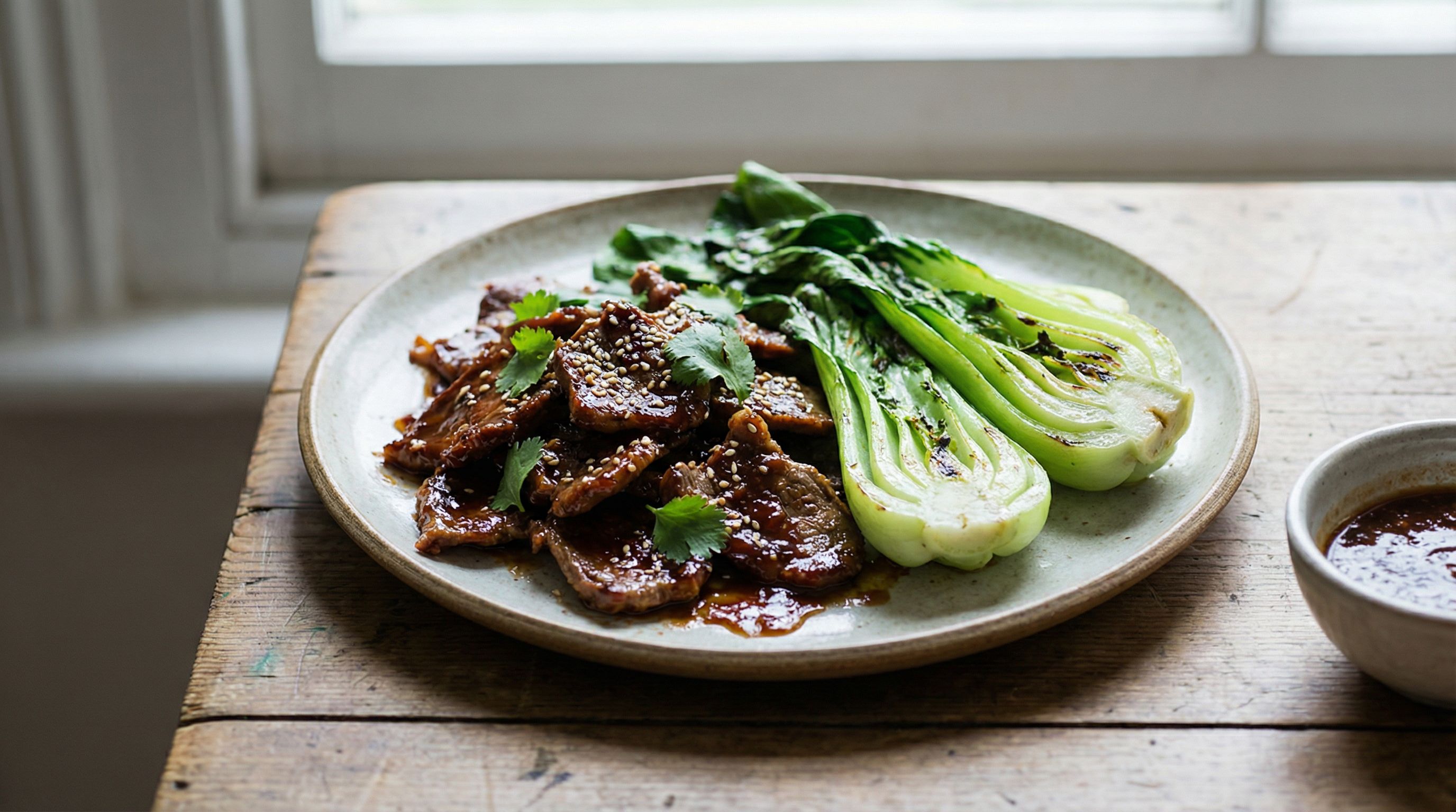 Lynstekte lammeskiver med plomme-ingefærsaus og ristet pak choy